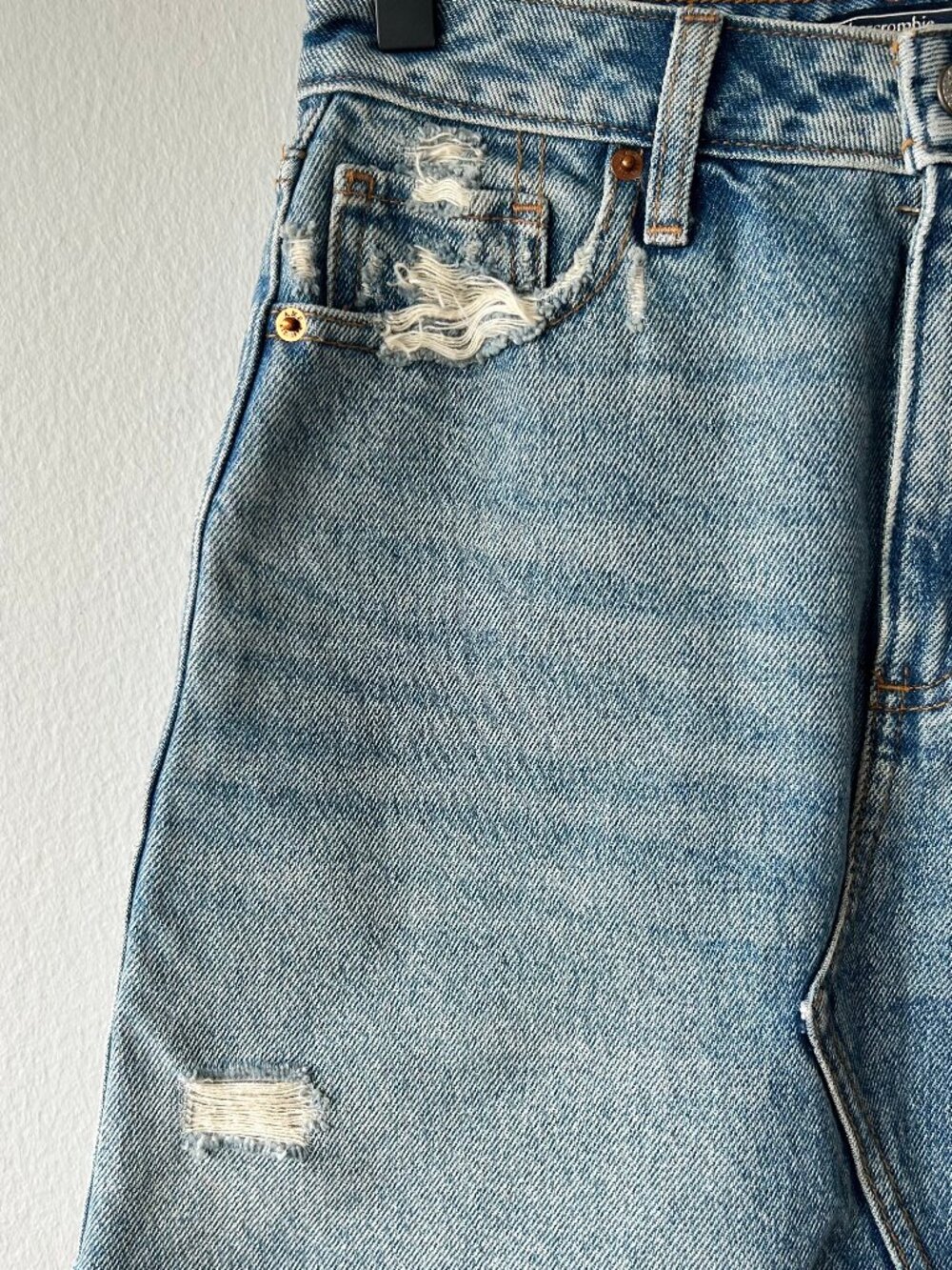 Abercrombie & Fitch Natural Rise Distressed Denim Mini Skirt Light Wash Size 25 - Picture 2 of 9